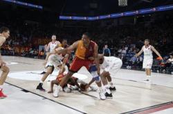 Rookie连续十场比赛得分爆表，拜仁不断突破，全场沸腾不已！